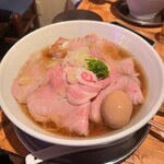 猛た波が麺を喰らふ - レアチャーシュー支那そば（味玉入り）