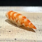 鮨 西崎 - 食感といい、甘さといい、この日も見事な車海老！
      美しさは美味しさです(^^)