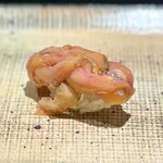 鮨 西崎 - 追加した、赤貝のひも。
      今回も、山葵の代わりに、大葉とかいわれ。
      赤貝の身でいただくよりも、ひもの方がその仕立てがよりフィットする気がします。
      たまらぬ…(^^)