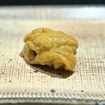 鮨 西崎 - この紫雲丹、香りというよりも旨味が衝撃的。
      ホントに、味の広がりがもの凄いんですけど！