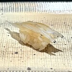 鮨 西崎 - いきなり来たー！
      白魚の昆布〆ですって(^^)
      水分をしっかり抜くことで、このピーンとしたフォルムと、充実した苦味が際立ちます。
      春は苦味の季節。最高です♪