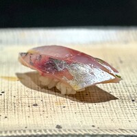 鮨 西崎 - ぶりんぶりんの食感を楽しむために、あえて包丁は一筋だけ。脂乗りは優しく、絶妙な美味しさ！
                    割としっかりとネタを冷やして、「模索中」と言いますが、この辺りの温度へのこだわりは、お師匠譲りでしょうか。