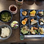 七色野菜　一隅の里 - 嫁さんの和定食、やっぱ綺麗な盛り付け屋根(°▽°)