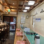 大衆割烹 まさ味 - カウンターと小上がり席