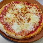 サイゼリヤ - 「マルゲリータピサ」着皿＼(^o^)／写メ撮る前に同行者に「カット」されてしまいました(≧∇≦)b(爆)