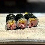 鮨 西崎 - こちらも追加分の、トロたく巻き。
      トロとたくあん。誰が考えたか、最高の組み合わせ♪