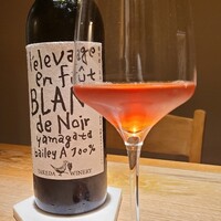il Giorno - お酒①タケダワイナリー・ブラン・ド・ノワール樽熟成2022(白ワイン、山梨)
                    葡萄品種:山梨県産ベリーA種100%
                    白ワインですがオレンジワインの様な色合い、味わいはやや甘め