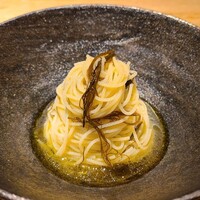 il Giorno - ⑤岩海蘊(石川県能登産)、天然手揉み塩(沖縄県産)、白バルサミコ酢(ソーヴィニヨンブラン)&オリーブオイルの冷製カッペリーニ
                    シャキッとした岩海蘊&適度にハリのあるカッペリーニのコントラストが良かった
