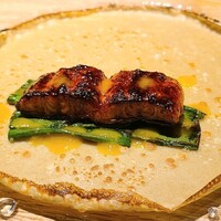 il Giorno - ②炭火焼き鰻(愛知県産)、炭火焼き葉玉葱、蕎麦粉クレープ、紅八朔のピュレソース添え
                      炭火直焼きされた鰻の皮はバリバリに硬くモチモチとした蕎麦粉クレープとのコントラストが面白い