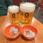 Gohanya Nagito - 生ビールサッポロ黒ラベル中ジョッキ650円
      生ビールサッポロ黒ラベルメガジョッキ1,500円
      お通し〜しらすおろし