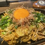 Okonomiyaki Gyuusujinegimaru - 焼きそばの上に玉子の黄身の組み合わせは、美味しくないはずがありません