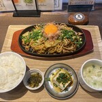 Okonomiyaki Gyuusujinegimaru - 焼きそば定食890円