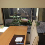 ライトアップされた中庭もきれいです。