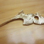 青山　仁 - 金色に塗られたタイのタイです。