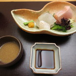 青山　仁 - 平目の肝ポン酢と醤油が添えられたお造りです。