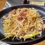 鉄板酒場 三八 - もやしと肉の炒め物