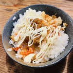 家系ラーメン クックら - ライス用ニンニク、行者ニンニク、刻みニンニク、トウバンジャン、マヨネーズを乗せてスープに浸した海苔で巻いて頂くと止まらなくなります。