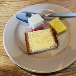 BANDARA LANKA - ココナッツのスイーツとバナナケーキとココナッツのケーキ