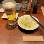 Yakitoriya Sumire - 生ビールとお通しの塩ダレキャベツ