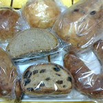 美味しいパンの研究工房 つむぎ - クランベリーとくるみのリュスティック・オレンジライ・ナッツショコラ・ベルリーナラントブロート・ヴァイツェンレーズン・コーンパン・全粒粉テーブルロール