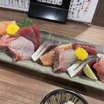 お料理とお酒 実りや - お刺身5種盛り合わせ　※左から、桜ます、中トロ、真鯛、まぐろ、鯖です。全部美味しかったですが真鯛が一番かな。皮目も炙ってあり塩で食べると旨いです。