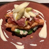 Lien - 富士山サーモンの炙り　ホワイトアルパラガスのサラダ　アンチョビのクリーム