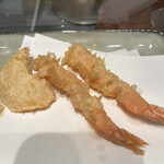 Tempura Hisago - 和定食３０００円。海老×２、イカ。中心がほのかにレアで揚げ具合良く、とても美味しかったです（╹◡╹）