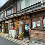 雨林舎 - ポスター２枚の主張が強く、登山用品店。なので迷い彷徨い、帰宅しようかと思った。行列店なので、こういう「入店規制」の仕方もあるのかと、感心しきり。こういうお店って味はもうひとつという経験則は当たった。