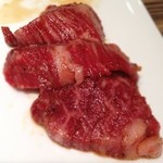 焼肉 ジャンボ - ハラミ。柔らかくしっとりとした食感に、濃厚な旨味と肉汁がタレと見事に絡まり、口中に広がる