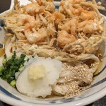 うどん家 こむぎ - おおきなかき揚げ２個も入ってます。