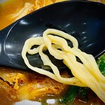 Gokurakuyu Oshokujidokoro - 麺はツルツルでラーメン屋じゃないのに意外とイケて喉越しも良好。麺量も充分でなかなか減らない。