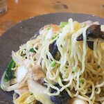 中華 大真 - 麺を持ち上げると木耳が絡みます