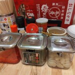 ラーメン まこと屋 - テーブルサイドが充実。