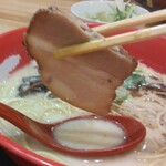 ラーメン まこと屋 - 2枚のチャーシュー。