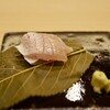 Sushi Dokoro Mutsuki - 三重県尾鷲連子鯛昆布締め　桜の葉に包んで