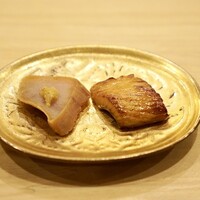 すし処 睦月 - 鰆　燻と焼いたもの