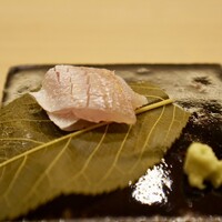 すし処 睦月 - 三重県尾鷲連子鯛昆布締め　桜の葉に包んで