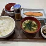 すき家 - 料理写真:　鮭玉子かけごはん定食　490円