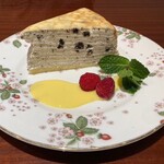 紅茶と洋酒の店 リンクス - 季節のケーキ　クッキークリームのミルクレープ ¥660