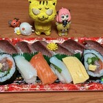 日本鮮魚 - 料理写真:魚屋の寿司(彩)ブリいっぱい　646円(税込)  ※たしかに、上半分、ブリだらけだったよ　※最初、知らなかったから、何これ！？とか、思っちゃったよ