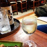 陣八 - 日本酒はワイングラスで飲むのが陣八流