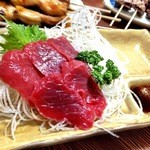 陣八 - 新鮮な赤身の馬刺し
