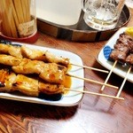 陣八 - いろんな種類のやきとんがあります。