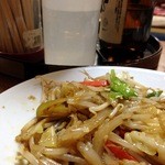陣八 - 野菜炒めです。でも味濃いめでニンニクが効いててスパイシー！
      ビールにピッタリです。サイコロ状の豚肉も入っていて、食べ応えがあります。