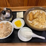 Makino Udon - ごぼう天うどん並520円とかしわ飯190円。ヤカンにはだし汁が入ってます。