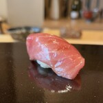 鮨 登喜和 - メジマグロ　背の側　スルメイカで作った魚醬でヅケに