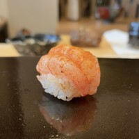 登喜和鮨 新発田本店 - 南蛮えび、内側に海老味噌と卵を練ったもの、上に海老の殻を炒って作った粉