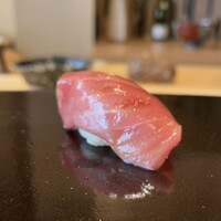 登喜和鮨 新発田本店 - メジマグロ　背の側　スルメイカで作った魚醬でヅケに