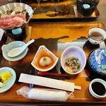 Buranna Rumisasa - 夕食の膳です。空いているスペースに揚げたて天ぷらが来ました。