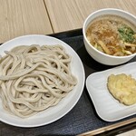 武蔵野うどん 澤村 - 肉汁うどん大盛とかしわ天。